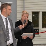 Regionrådet Maling Wängholm (m) höll ett invigningstal, assisterad av skolans rektor, Erik Engsbråten.