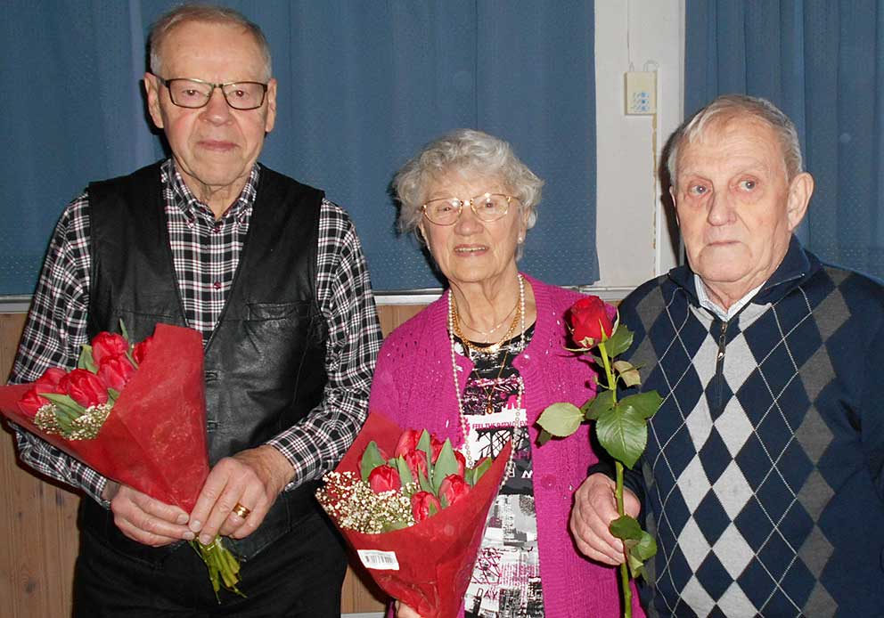Arne Svensson och Kerstin Linsenius avtackades med blommor för tjänst i styrelsen respektive många aktiva år som aktiv i många olika befattningar. Lars Johansson valdes till hedersmedlem.