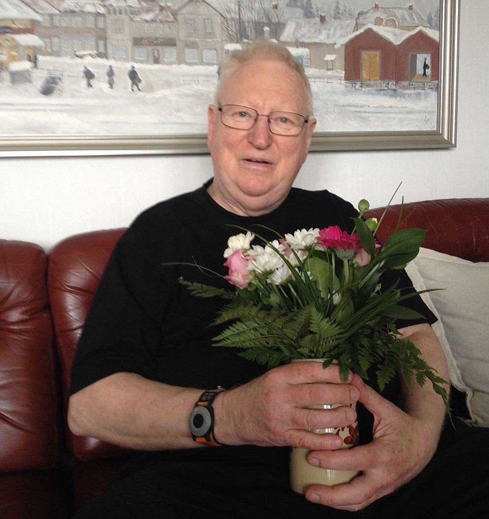 Leif Palm på 70-årsdagen framför sin hans välkända målning över Vaggeryds station. 