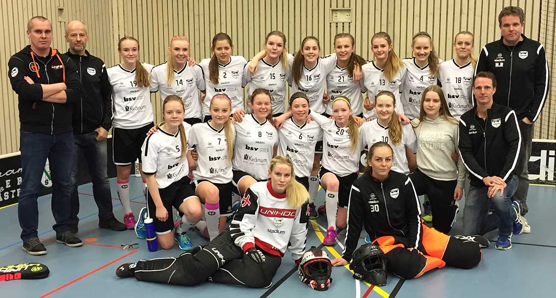 Tjejerna i VIK 00–01 med ledare. Bakre raden från vänster Magnus Bäckman, Ulrik Johansson, Astrid Berg, Amanda Nivemark, Amanda Nyqvist, Amalia Rommeskog, Elin Mörck, Tove Söderberg, Moa Johansson, Wilma Adler, Elin Hallberg och Henrik Rommeskog. Främre raden från vänster: Isabell Johansson, Selma Andersson, Lovisa Örn, Olivia Hagman, Ida Nilsson, Moa Dahl, Lovisa Josefsson och Pär Johansson. Sittande: Emma Bäckman och Elna Olsson.