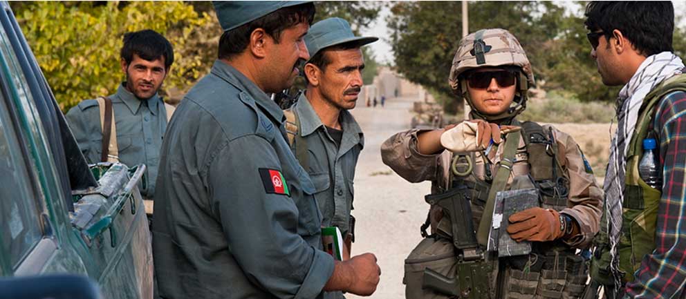 Samverkan med polisen i en by väster om Mazar-e-Sharif. Foto: Henrik Klingberg/Försvarsmakten 