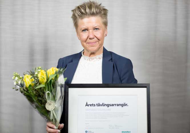 Åsa Erlandsson fick ta emot pris till sin klubb Värnamo GK. Pressbild