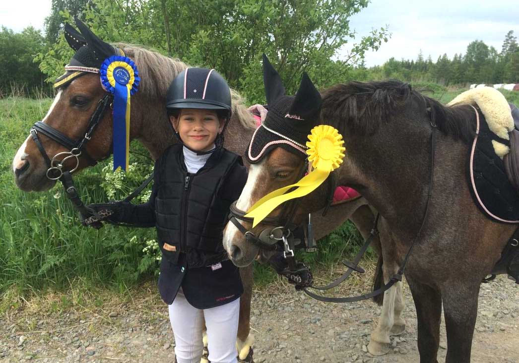 Alma Blommesköld med sina fina hästar