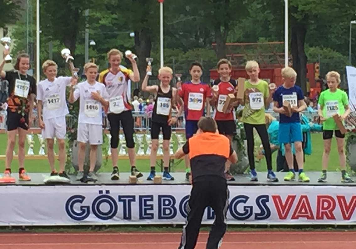 Axel Evebring längst till vänster vann sin klass i Göteborgsvarvet. Julius Davidsson  längst till höger kom också på prispallen. Privatbild