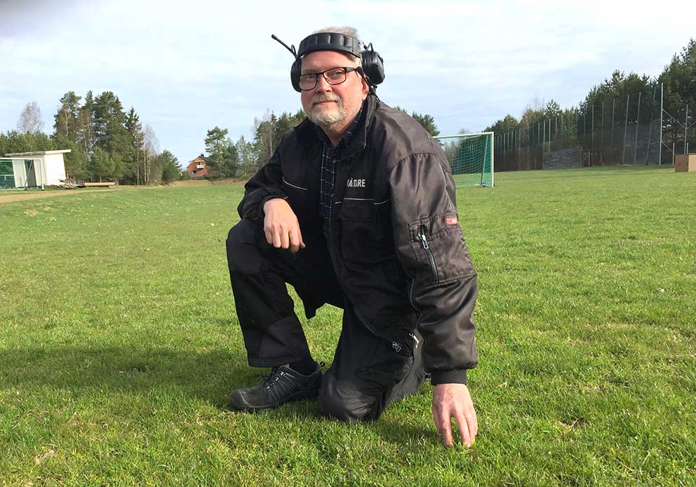 Jan-Erik Aronsson är vaktmästare på Movalla och nu släpper man på för träning och matcher på två av tre planer.