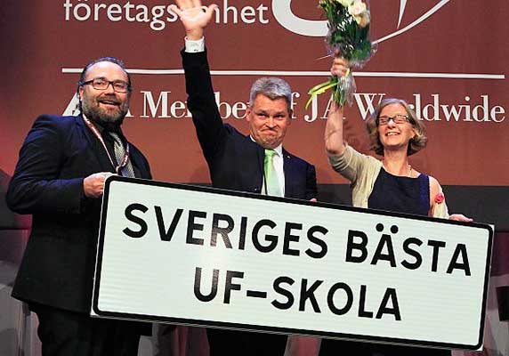 Grattis Fredrik Persson, Peter Nyman och Malin Thestrup på Stora Segerstad Naturbruksgymnasium, som utsetts till bästa skolan för unga företagare! Foto: Visma