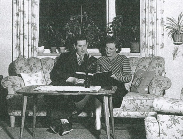 Kerstin och Erik i sitt vardagsrum i kv Lyckan på 50-talet. 