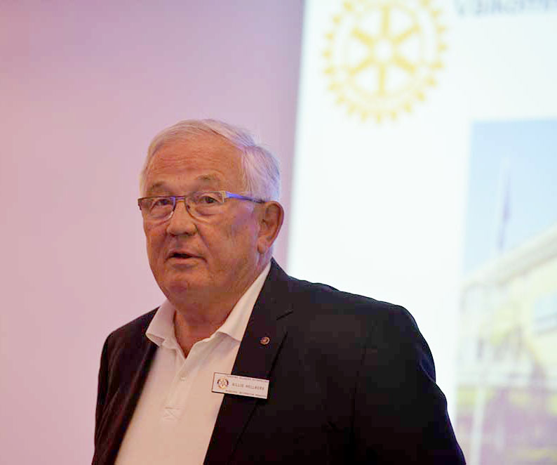 Gillis Hellberg kåserade om Fritiof Nilsson Piraten på Rotarys möte.