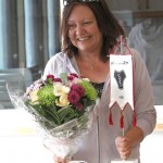 Pia fick blommor och standar
