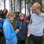 Axel Elmblad, till vänster, kollar på mobilen hur det går. Anton Gunnarsson, i mitten, har inte fått till det, men Emil Auselius är med i kampen om en pallplats.