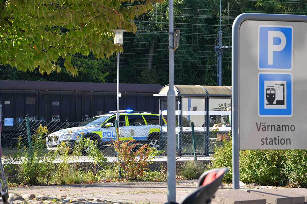 Fyra unga kvinnor gav sig på och misshandlade en tjej på grund av hennes hudfärg. 