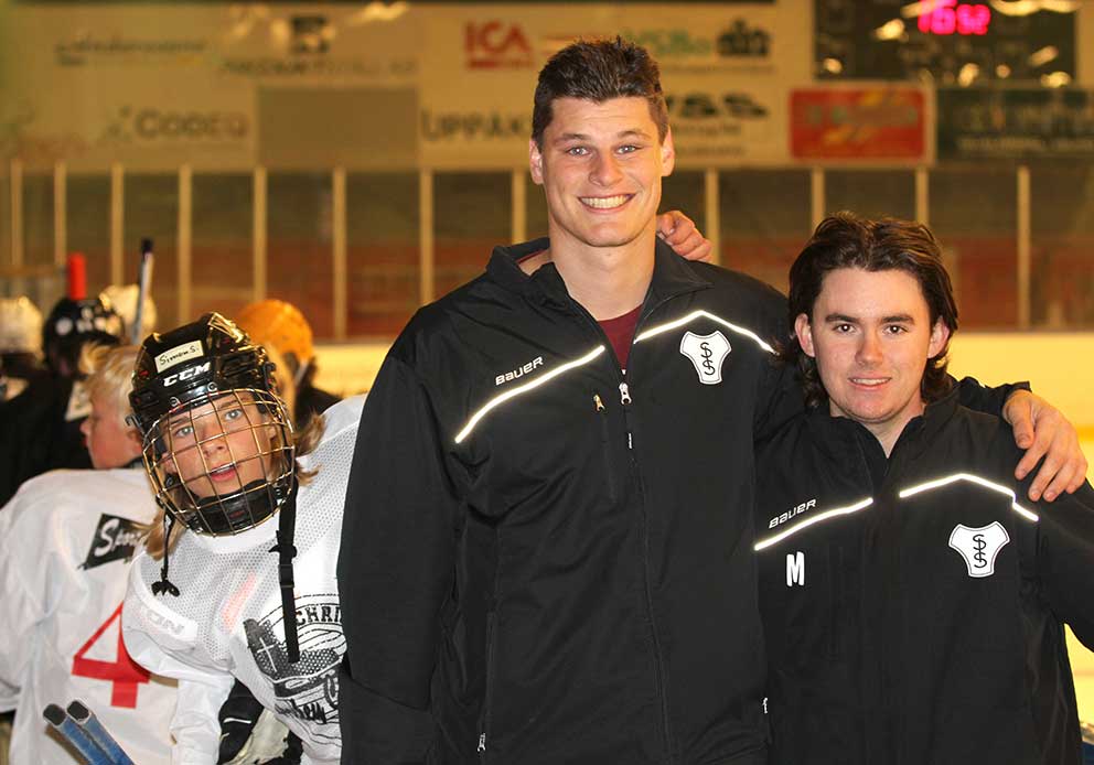 Nick Spindola och Cody Dray  medverkar på ishockeyskolan