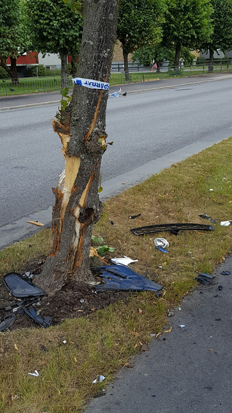 Trädet fick omfattande skador. Förmodligen även bilen. Polisen kan i nuläget inte berätta om föraren skadade sig eller inte. Foto: Jari Riikonen