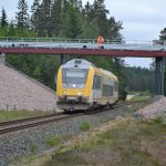 Här dundrar Krösatåget fram under bron.