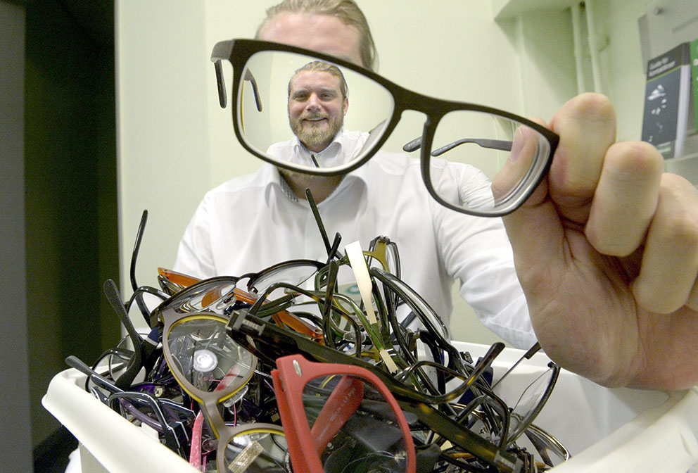 Pierre Lindell optiker åker till Tanzania med 600 begagnade glasögon som samlats in under hösten