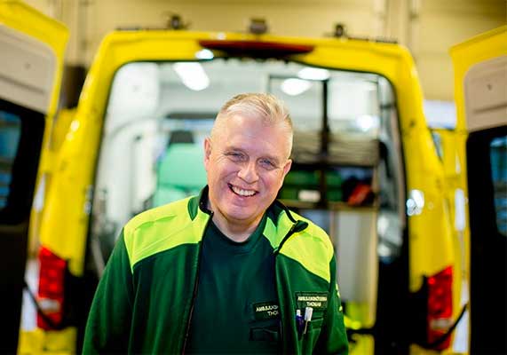 Detta är en ambulans för transporter där det samtidigt finns ett vårdbehov, säger ambulanssjuksköterska Thomas Håkansson, en av dem som bemannar Region Jönköpings läns första lättvårdsambulans. Foto: Johan W Avby